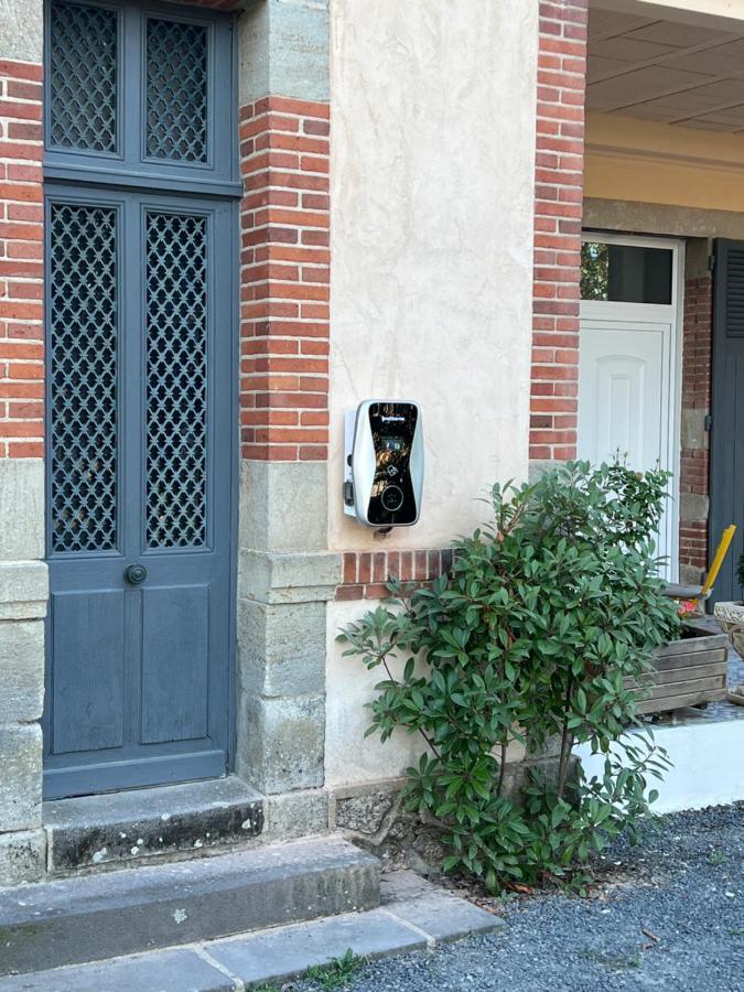 Chateau Segot Neuilly-le-Real Exterior photo